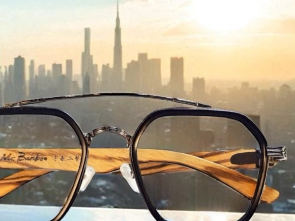 正確佩戴老花眼鏡示意圖